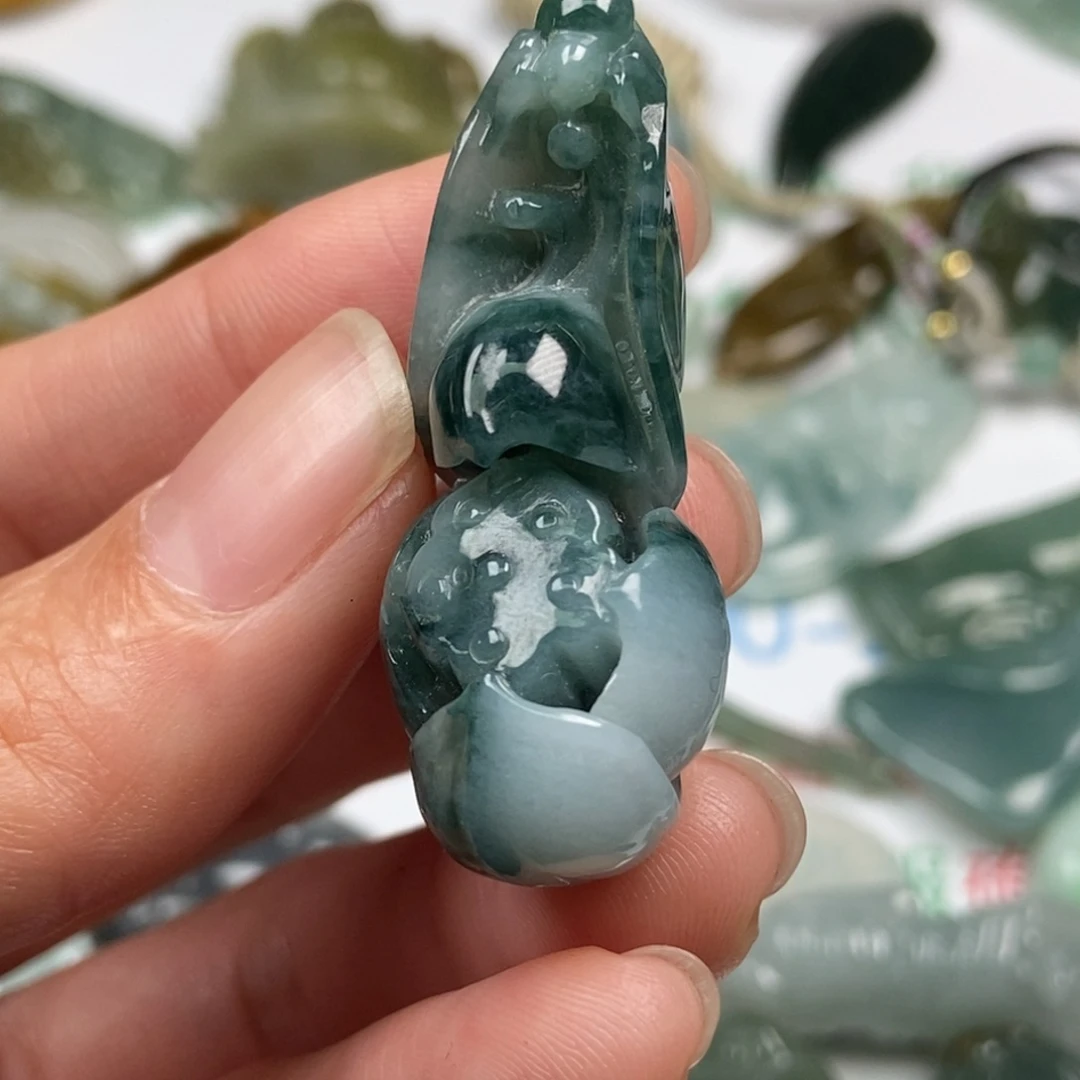 用***？翡翠未镶嵌颈饰翡翠