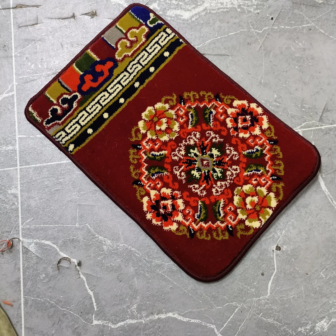 酷路泽中间扶手箱上的毯子