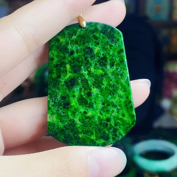 翡翠未镶嵌颈饰多样性
