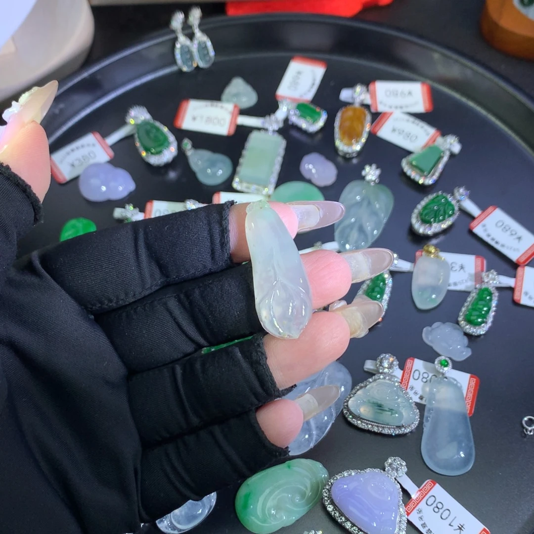 翡翠未镶嵌吊坠(不含链)玉兰花
