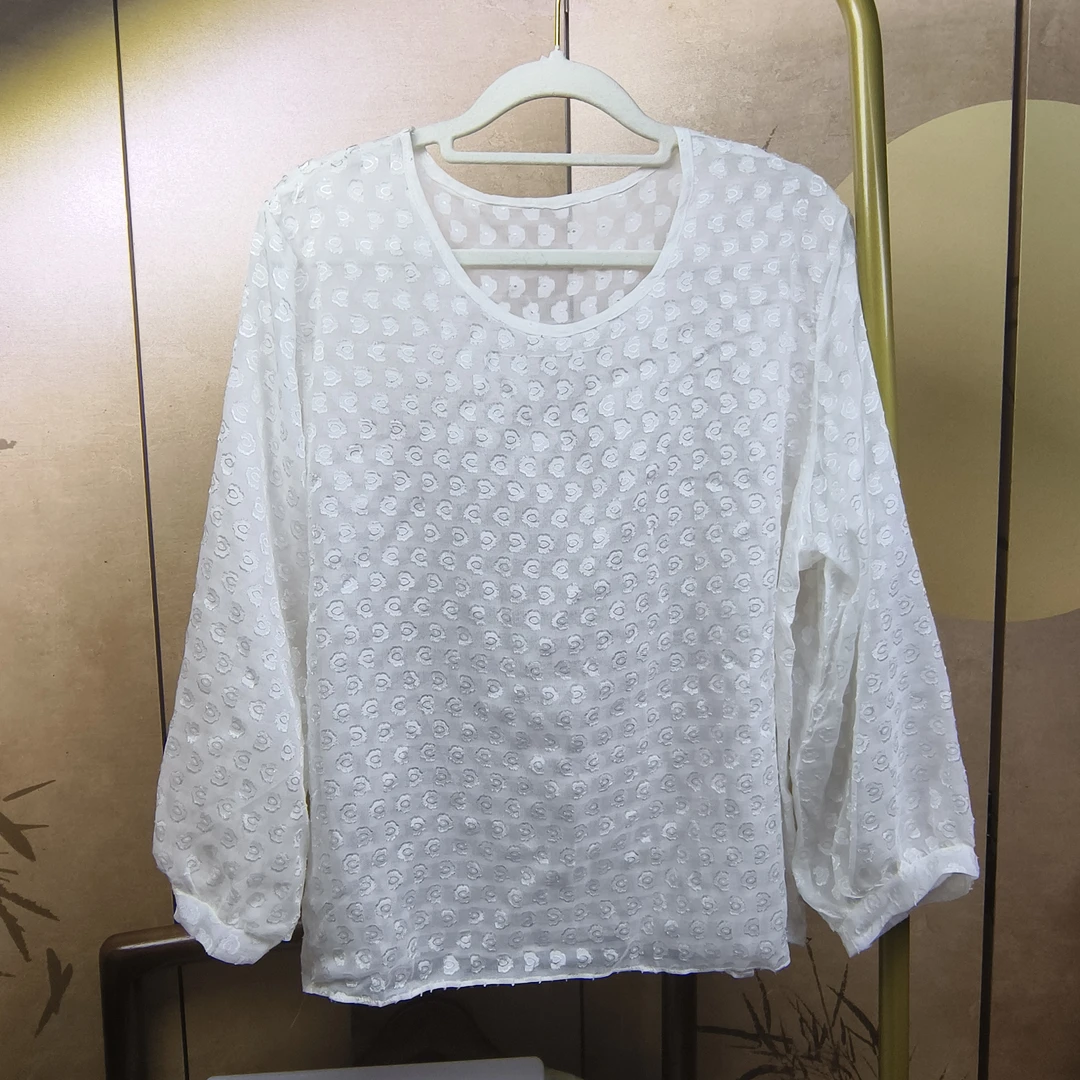 优雅白色长袖上衣在真丝刺绣花纹设计清新百搭舒适春夏穿搭
