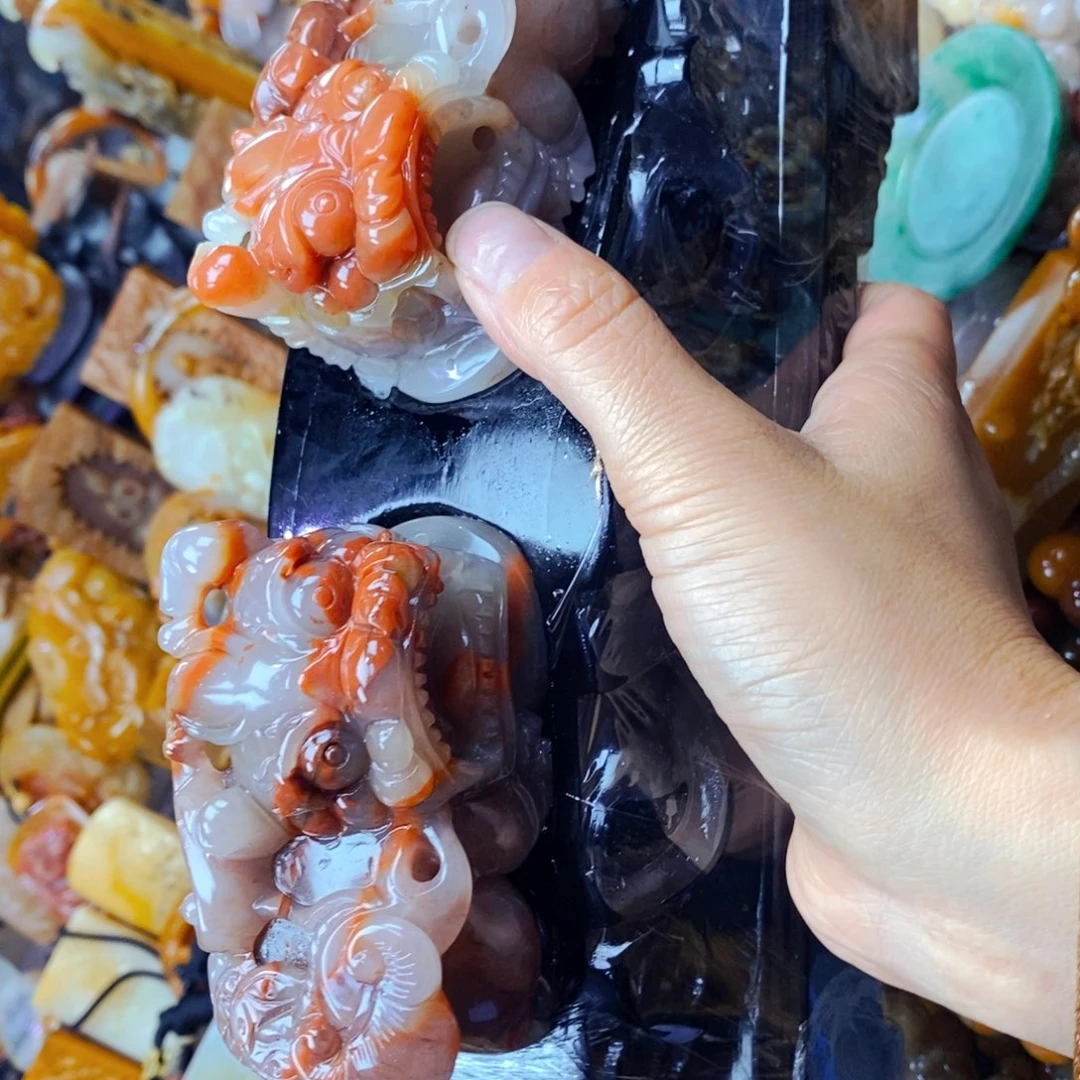 未镶嵌石英质玉（黄龙玉）颈饰