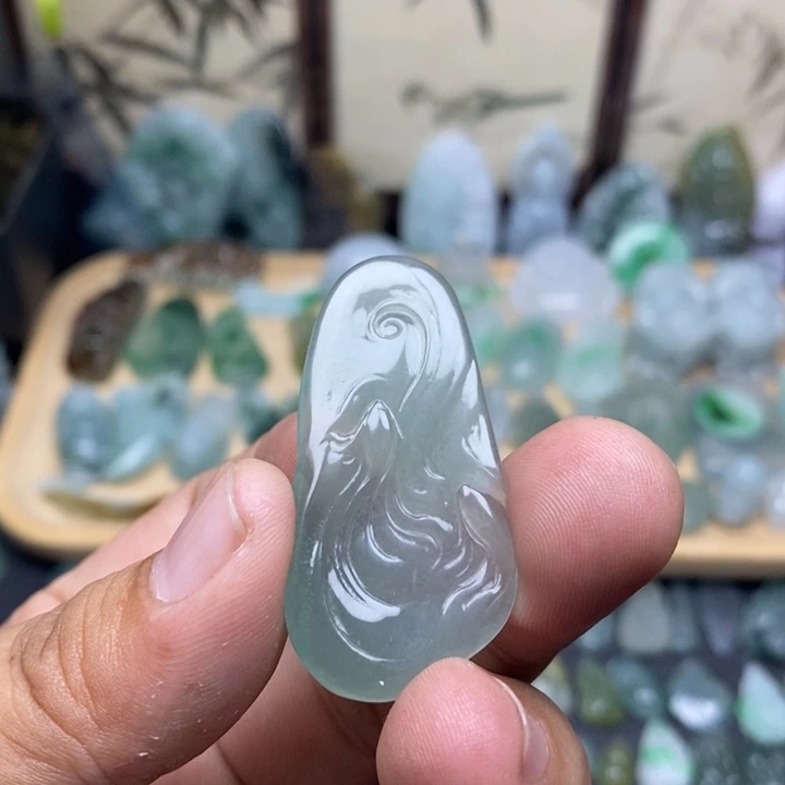 翡翠未镶嵌颈饰鱼