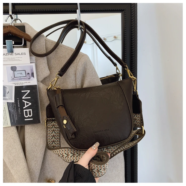 高级感简约时尚2025新款春夏小众贝壳包爆款复古宽肩带斜挎包包女