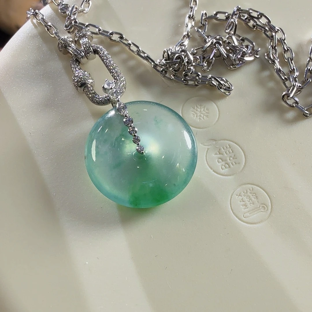 翡翠18K金镶嵌颈饰平安扣