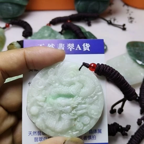 翡翠未镶嵌颈饰挂件