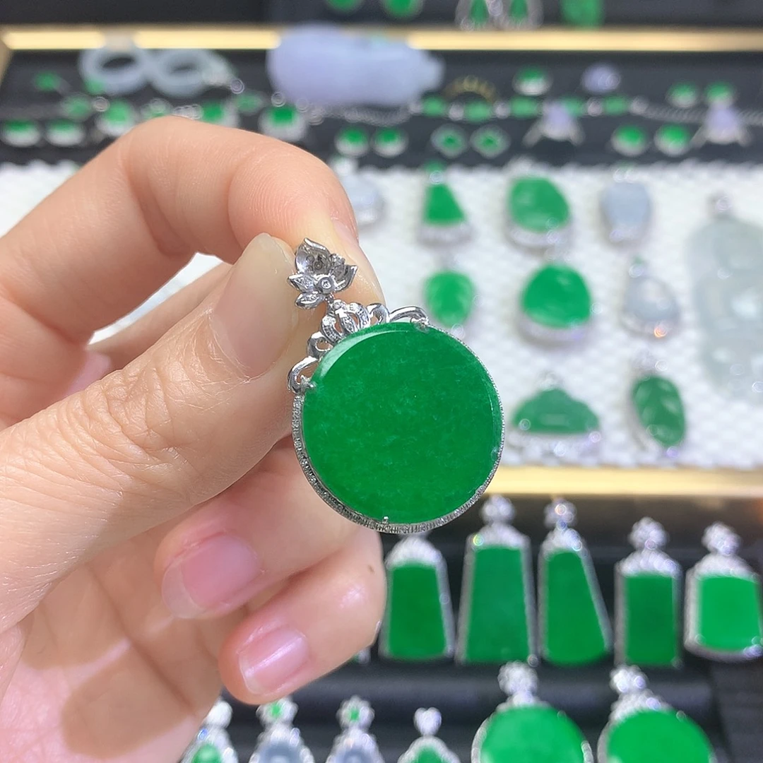 颈饰18K金镶嵌翡翠吊坠