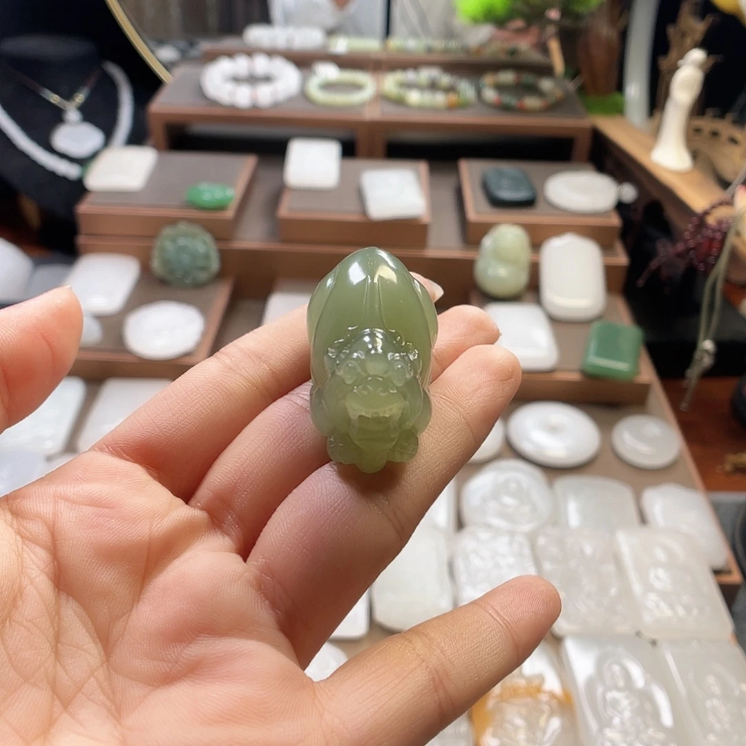 今***颈饰未镶嵌石英质玉（金丝玉）