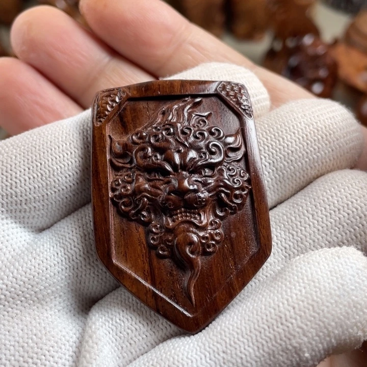 黄花梨/降香黄檀狼头盾牌挂件