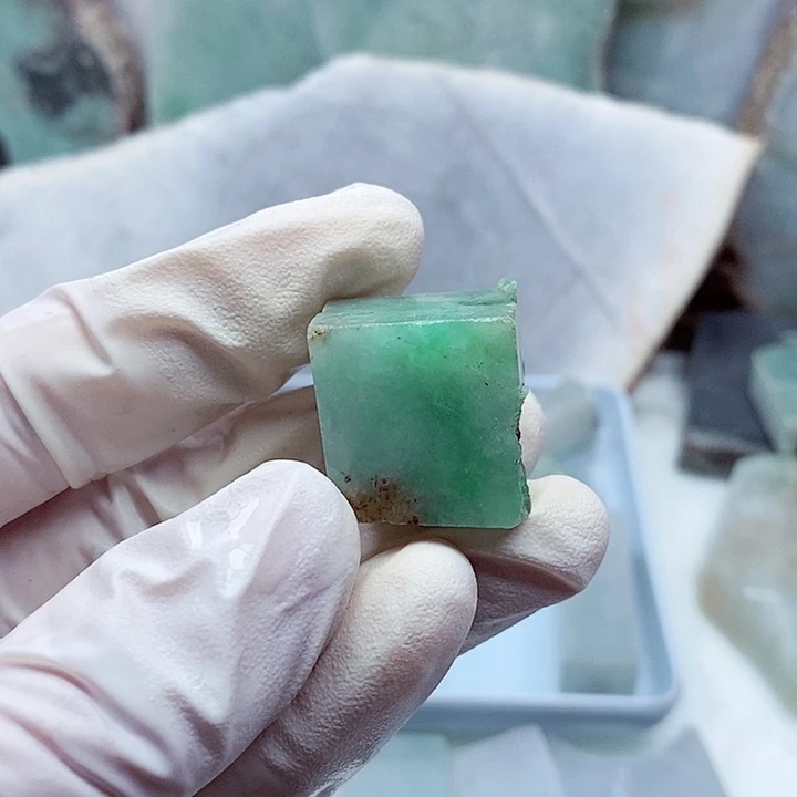 翡翠颈饰未镶嵌玖****?缅甸翡翠A货边角