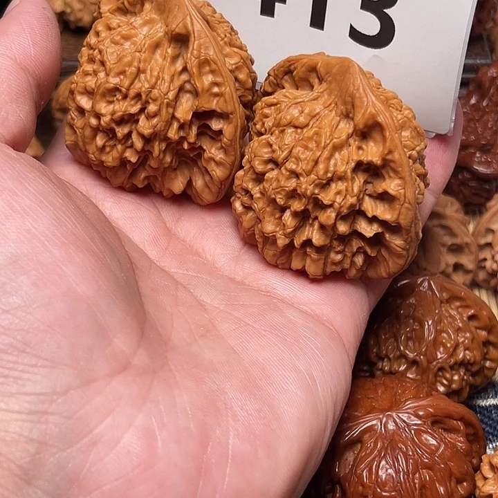 让***人把件桃核官帽。边48。 413