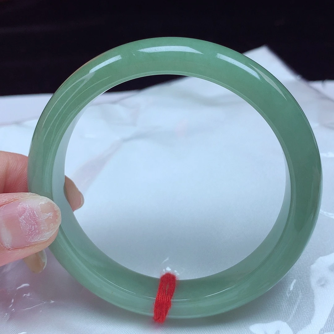 翡翠手镯未镶嵌60圈