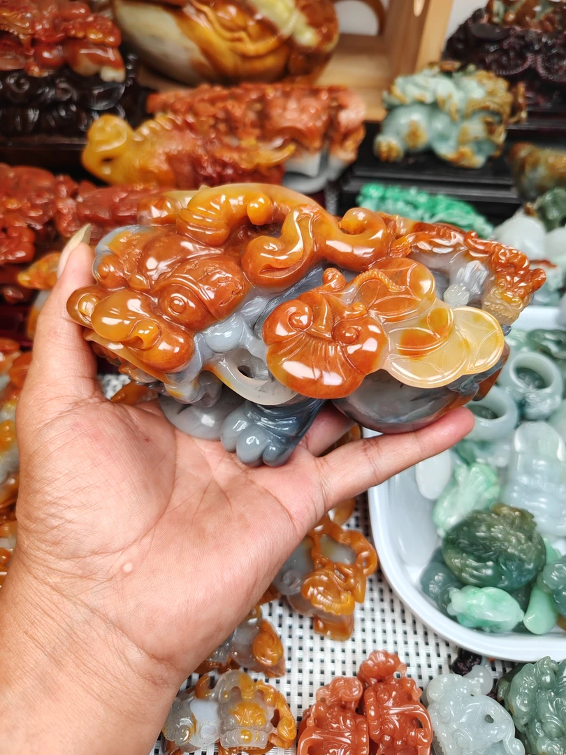 云南龙陵天然黄龙玉正品龙陵料貔貅手把件随机发货一件