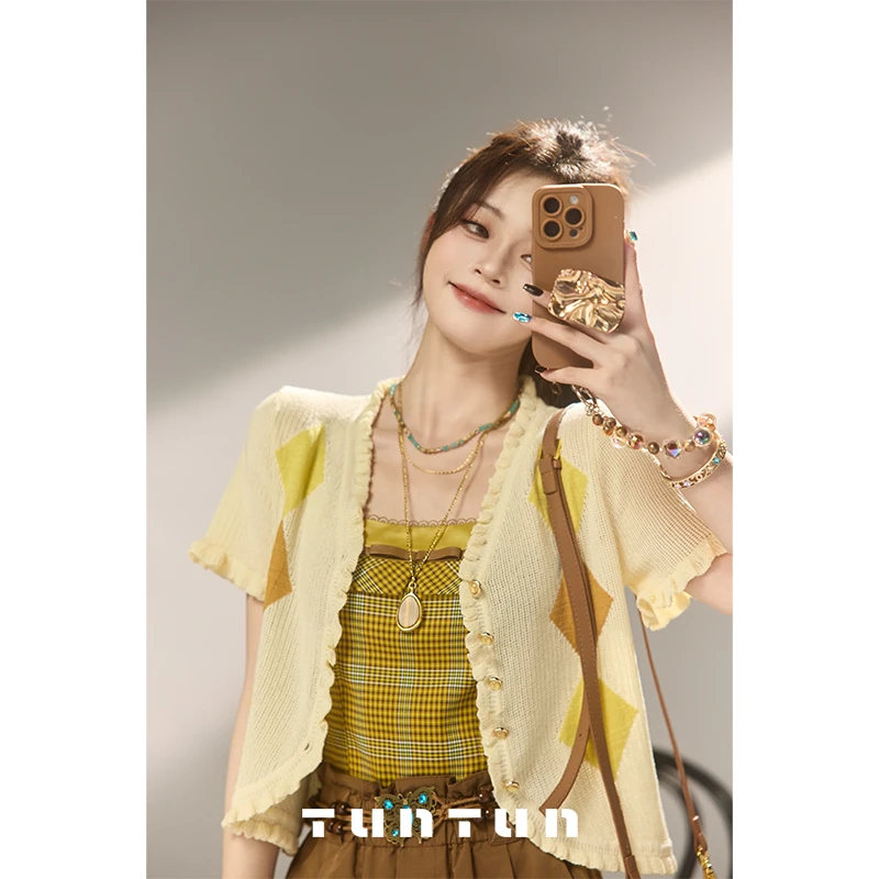 吞吞TUNT【洋甘菊，扣起来可以单穿】撞色菱格纹镂空针织短袖