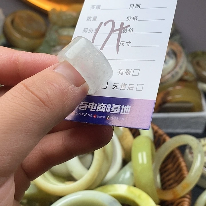 蛇纹石玉未镶嵌颈饰俏*?
