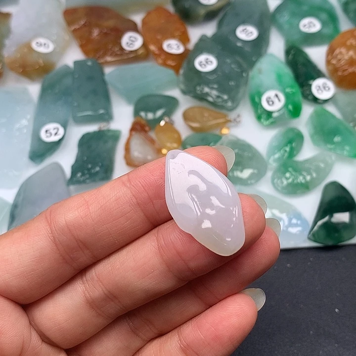 翡翠未镶嵌颈饰随型