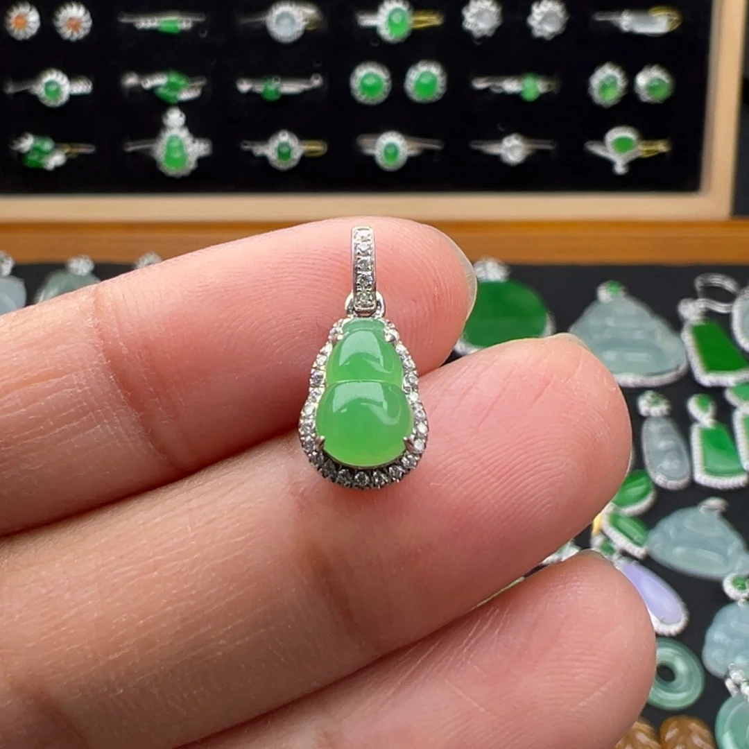 翡翠18K金镶嵌颈饰葫芦