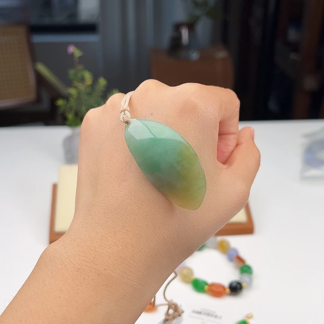 翡翠未镶嵌颈饰逍遥游