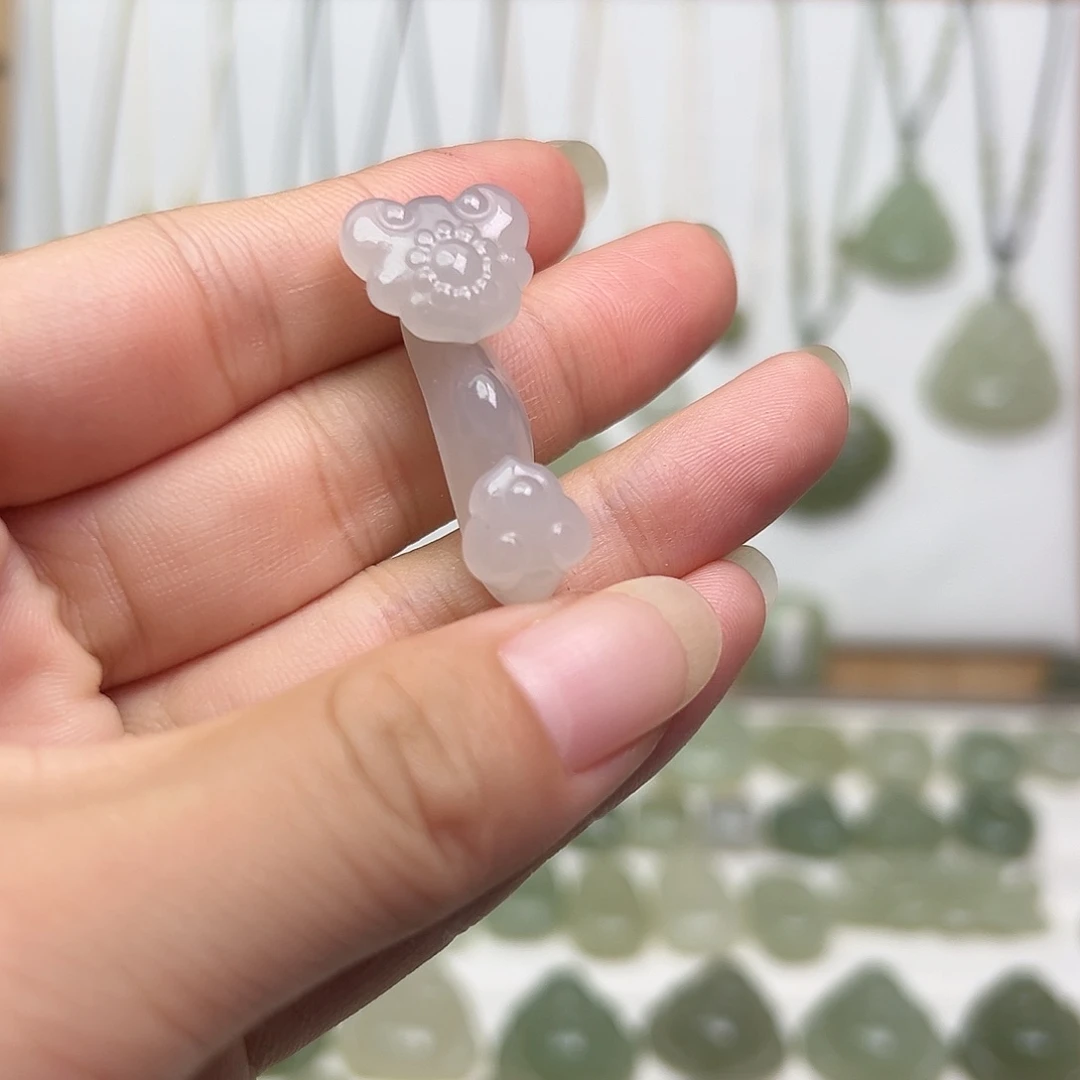 卢***）颈饰未镶嵌和田玉
