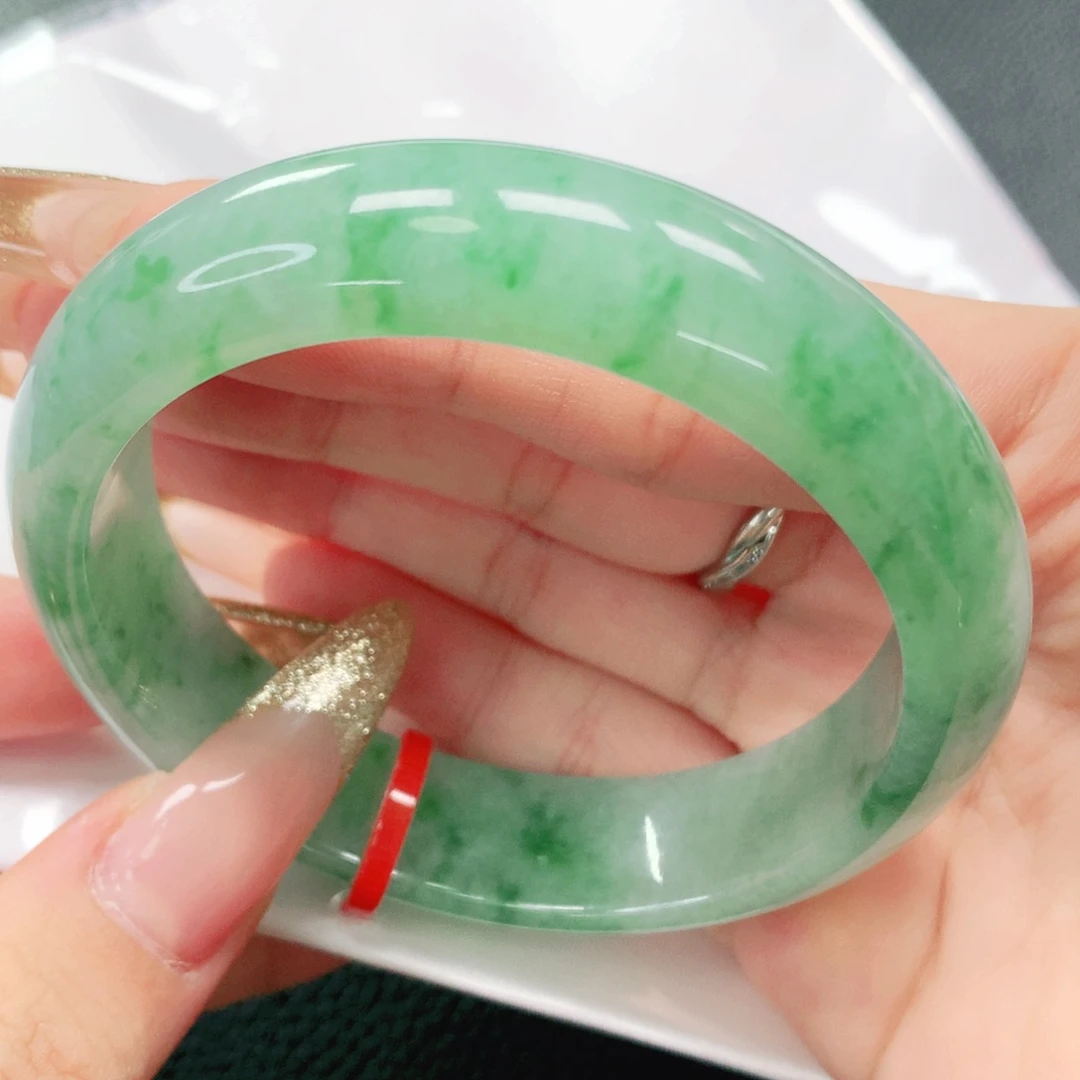 翡翠手镯未镶嵌55圈