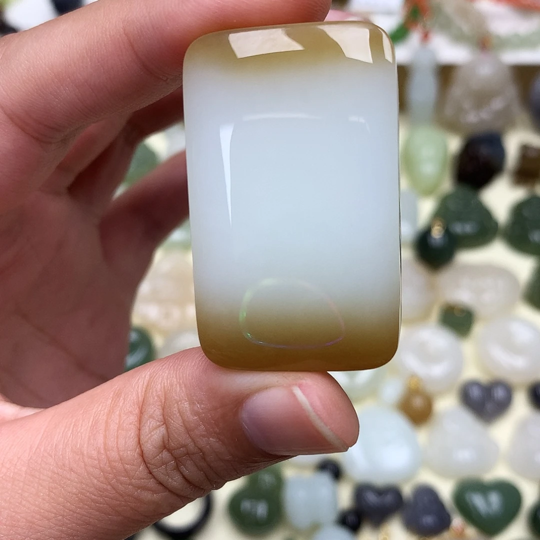 宋***姐颈饰未镶嵌和田玉