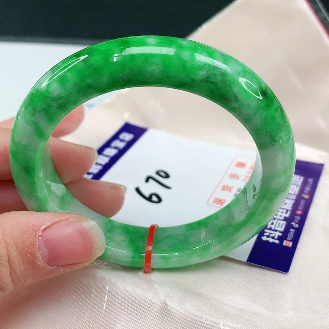 翡翠手镯未镶嵌翡翠