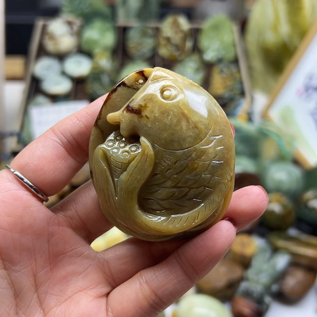 岫玉未镶嵌颈饰花玉丑鱼