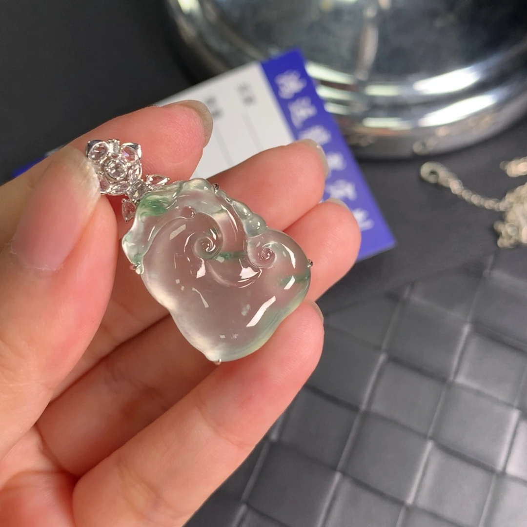翡翠18K金镶嵌颈饰如意毕业了