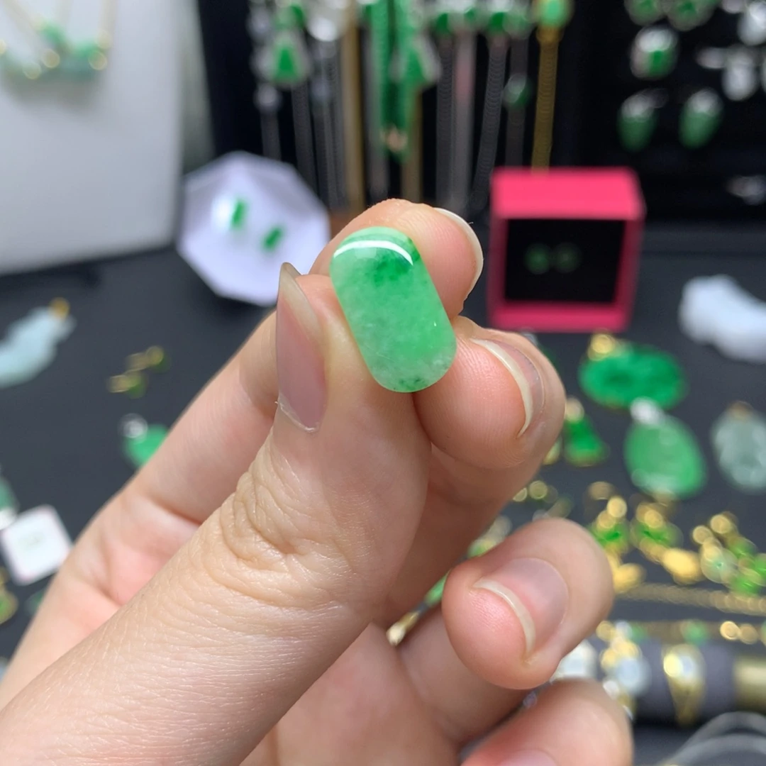 翡翠未镶嵌颈饰有纹裂