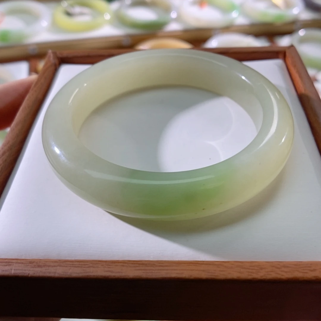 【闪购商品】未镶嵌手镯和田玉(翠青玉)