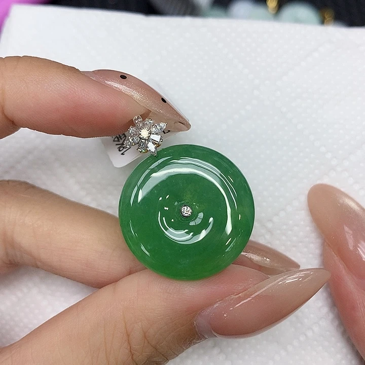 颈饰18K金镶嵌翡翠