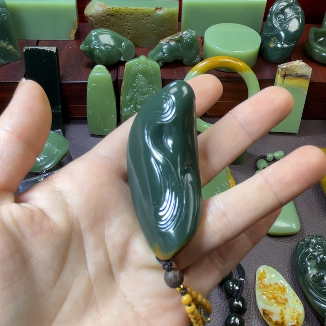 点***。岫岩河磨玉（透闪石质玉）未镶嵌车挂
