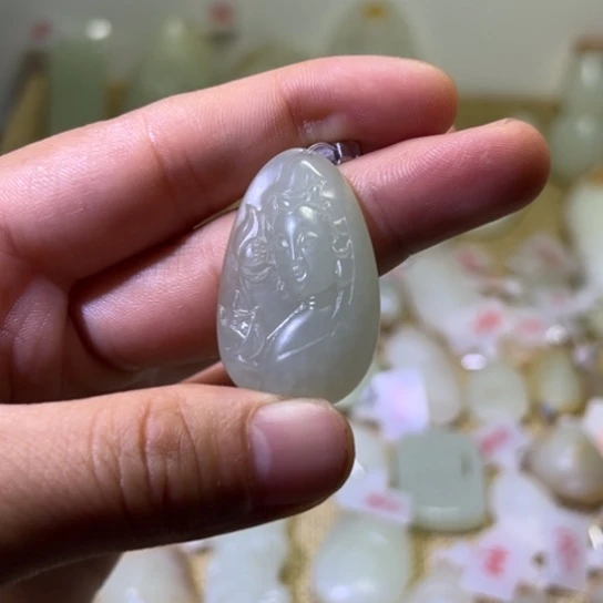 和田玉未镶嵌颈饰独**心