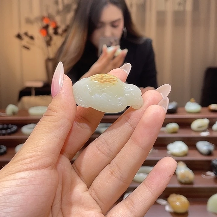 颈饰未镶嵌和田玉（青白玉）