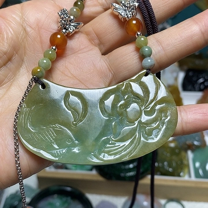 翡翠未镶嵌吊坠(赠链)