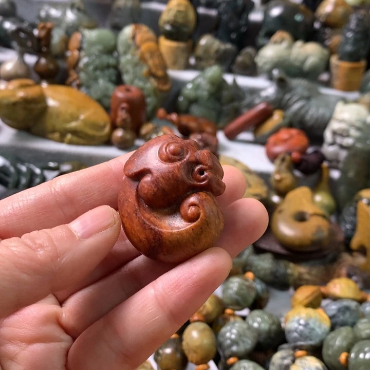 未镶嵌岫岩河磨玉（透闪石质玉）把件