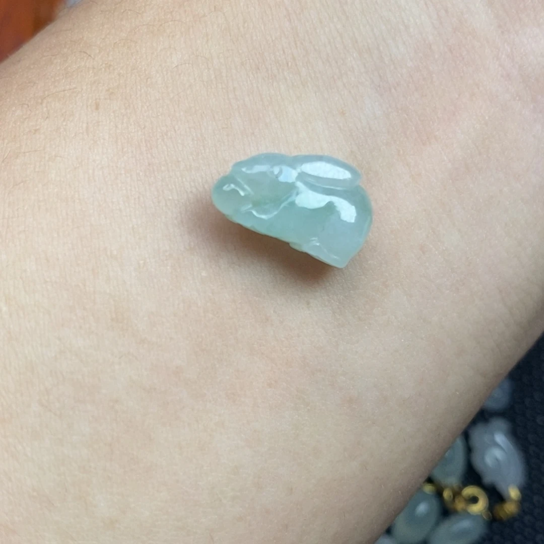 翡翠未镶嵌颈饰兔子