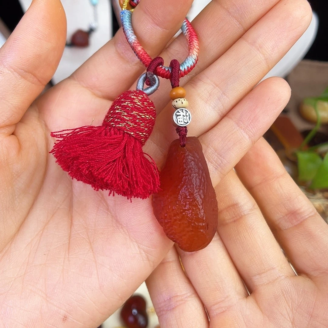 未镶嵌琥珀珠宝奇石。