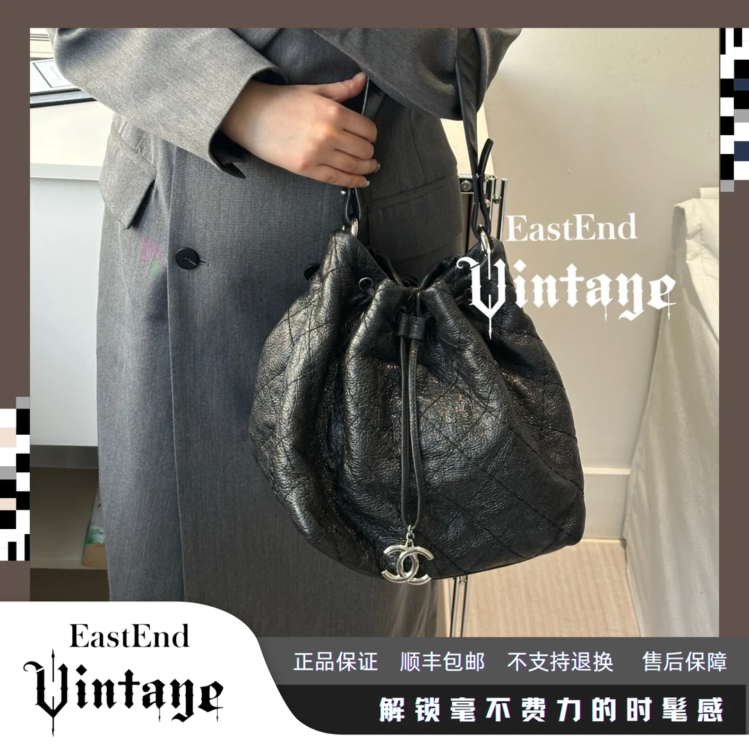 95新 Chanel/香奈儿 東区-黑银油蜡水桶14开单肩包/21402时尚