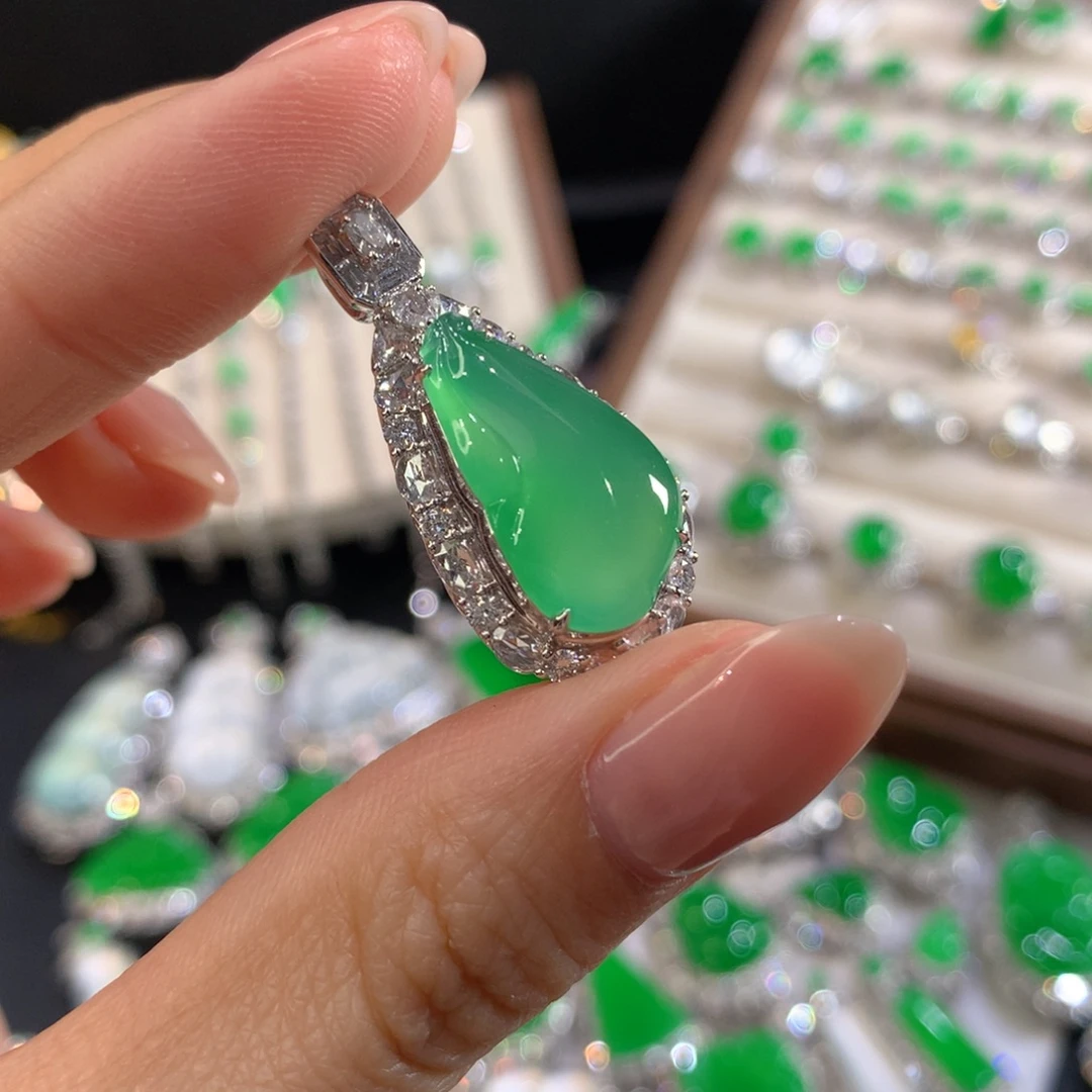 翡翠18K金镶嵌颈饰福瓜