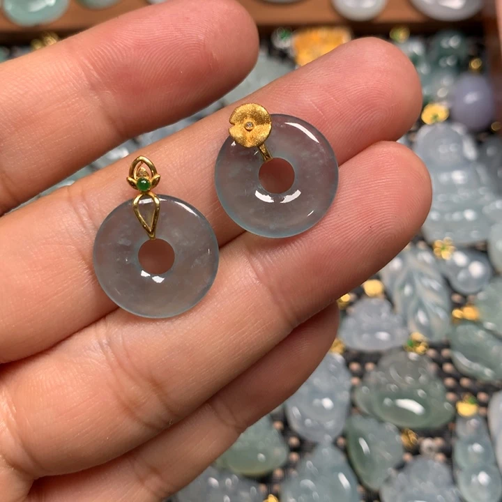 念****翡翠18K金镶嵌颈饰甜甜圈