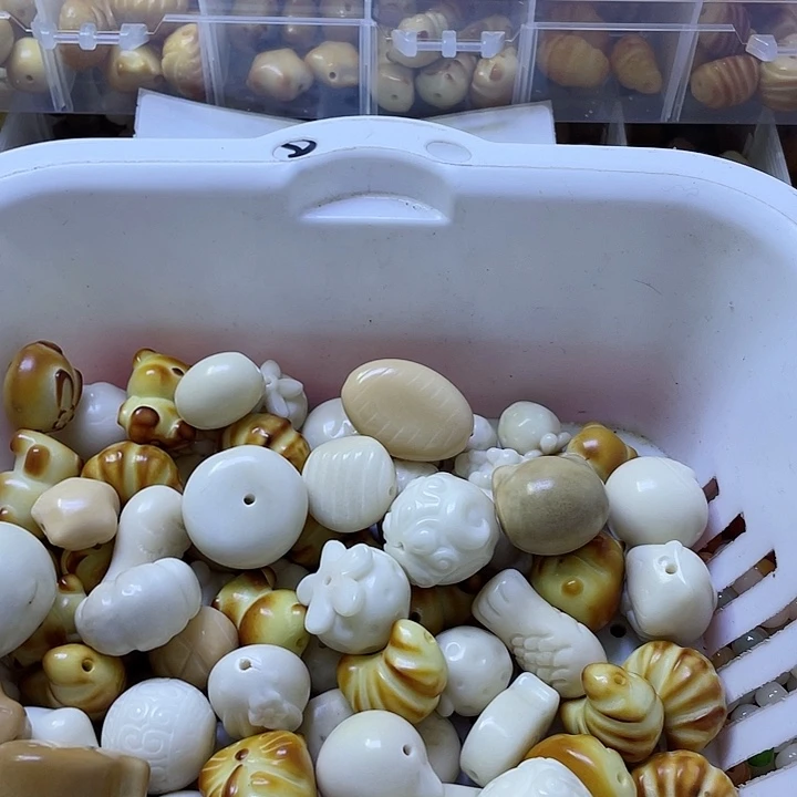 白玉菩提吊坠小瑕象牙果雕刻件三个