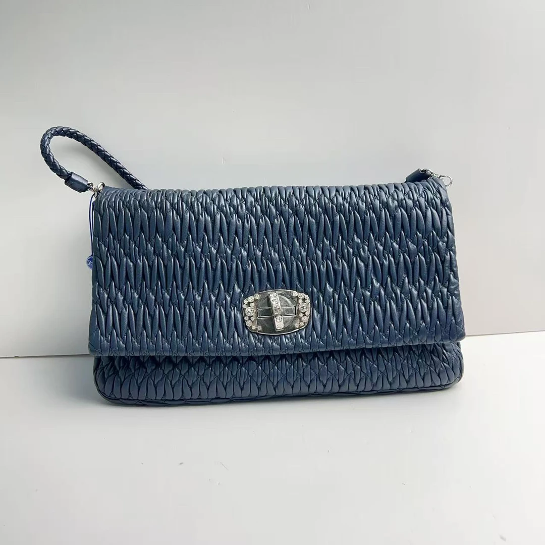 95新 MIU MIU/缪缪 缪缪钻扣褶皱斜挎包