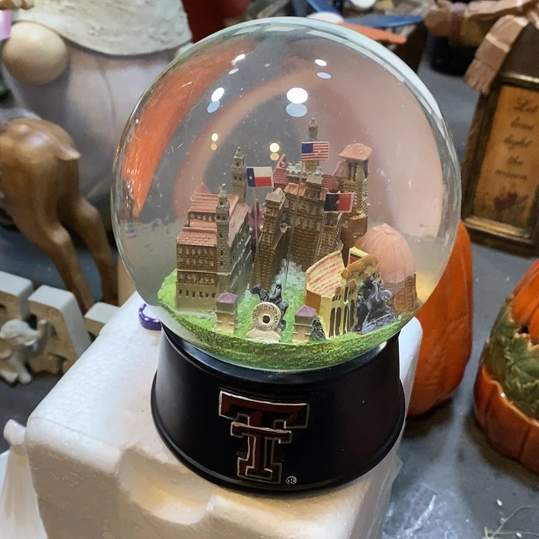 树脂制品小**黄水晶球摆件