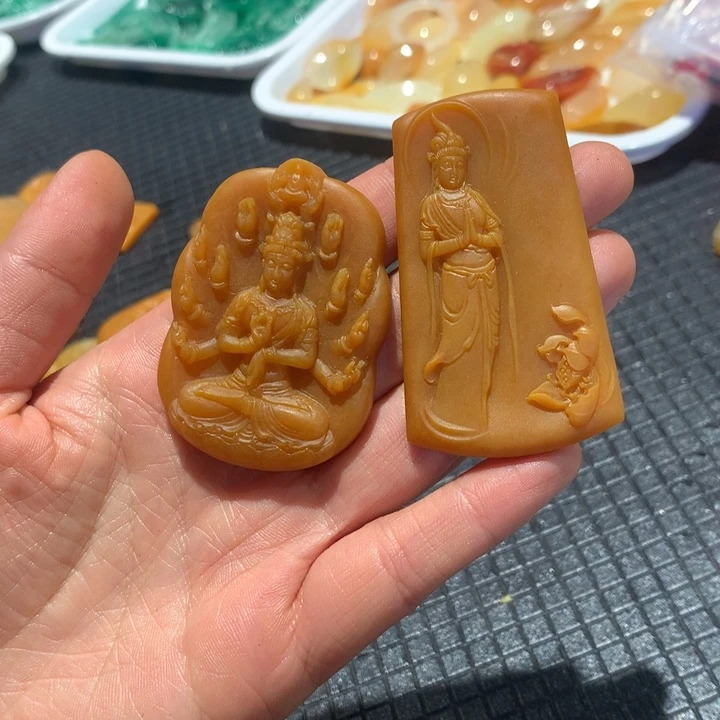 石英质玉（黄龙玉）未镶嵌颈饰