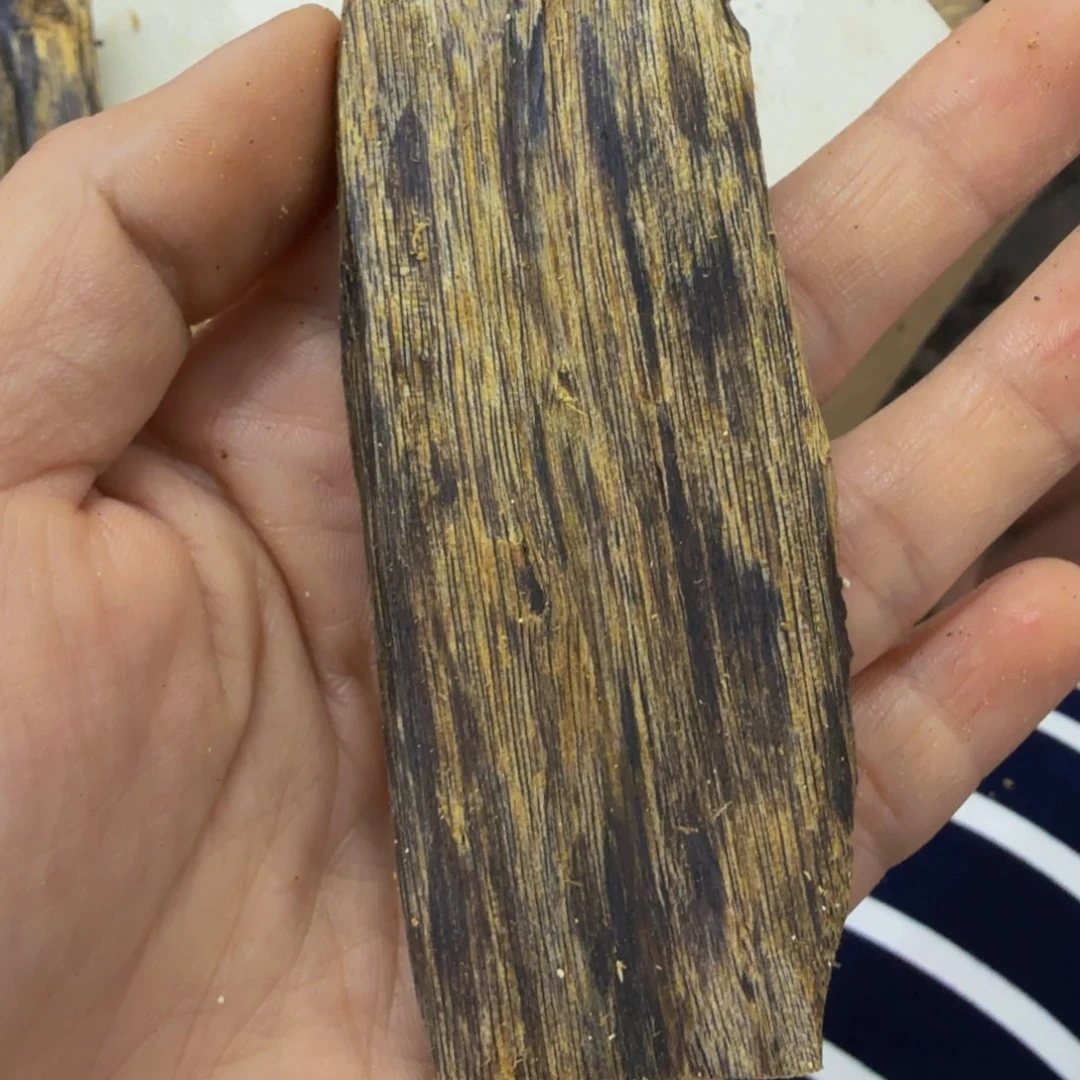 沉香碎屑沉香绿棋手把件20.7克