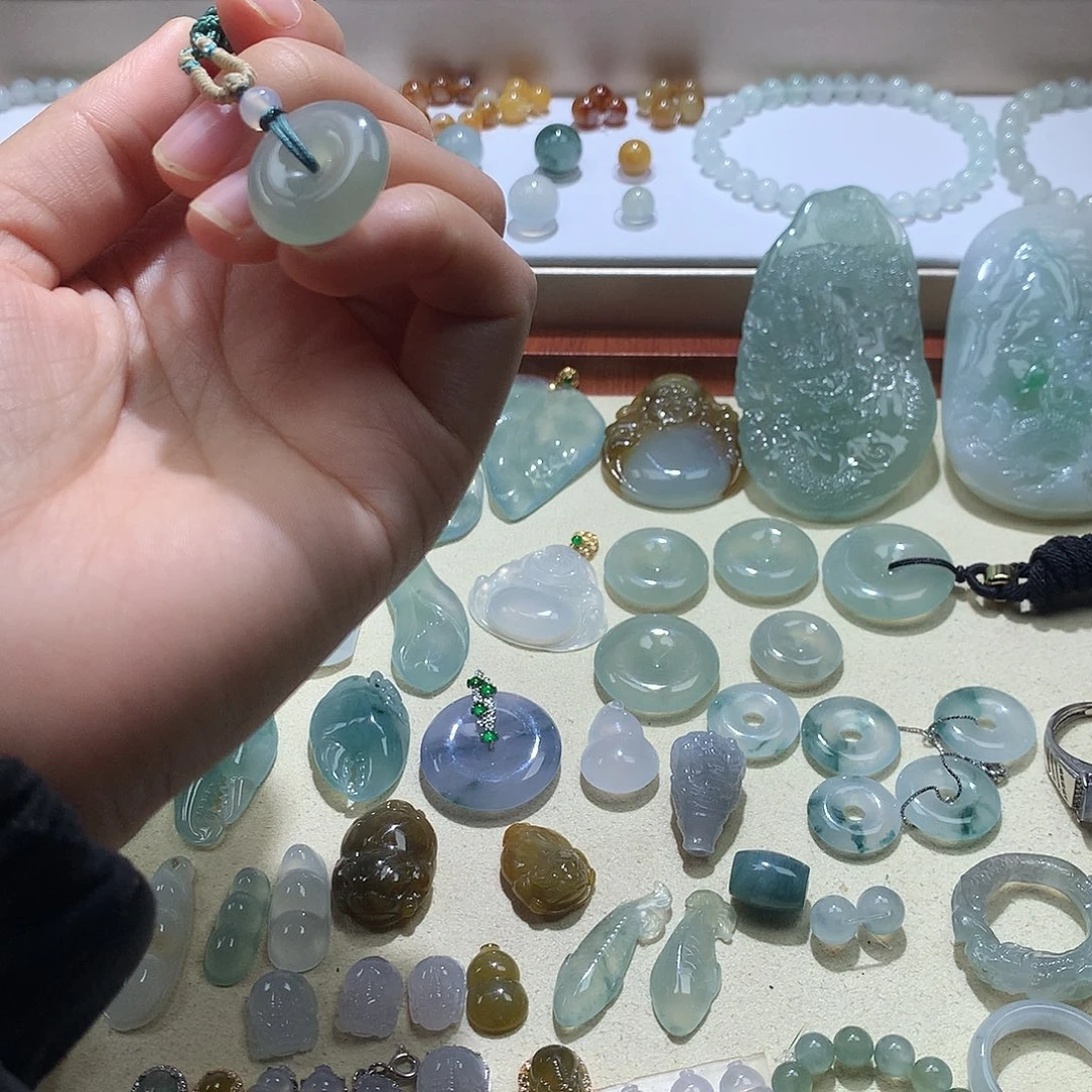 翡翠未镶嵌颈饰平安扣