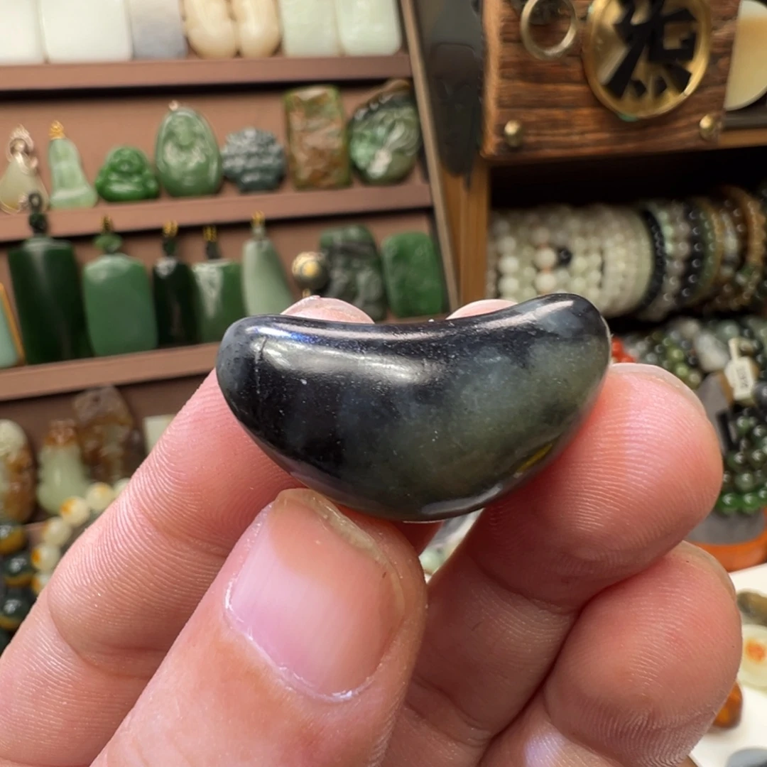 和田玉未镶嵌颈饰新疆聚墨青花牛角珠吊坠爆油微棉有一条原石皮纹