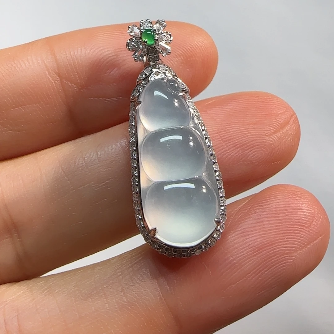 翡翠18K金镶嵌颈饰福豆