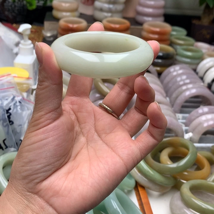 呦***呵石英质玉未镶嵌手镯